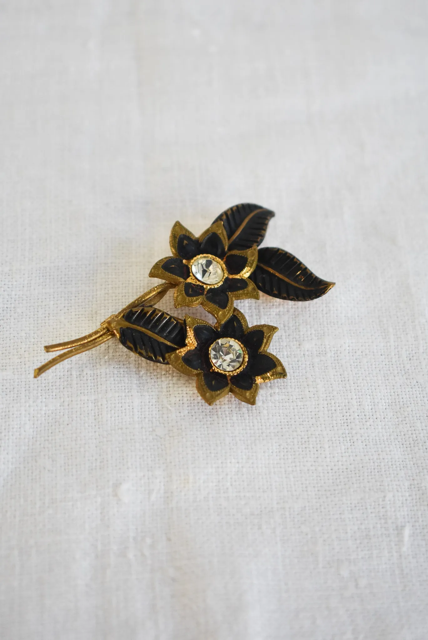 Bunch of flowers golden brooch